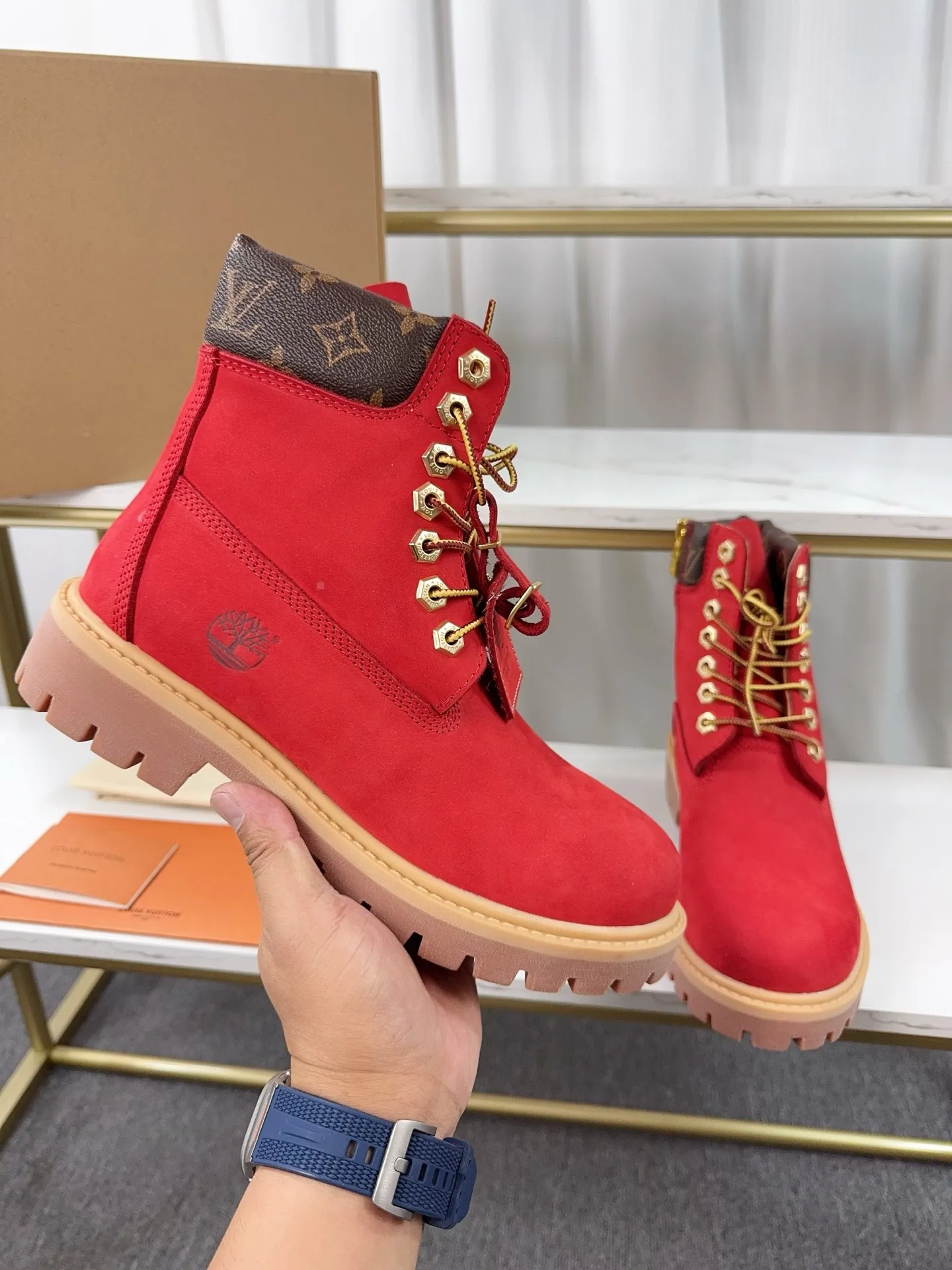 Couple model 💰700 ❤️Top version: Couple model LV x Timberland Timberland joint model Presbyopia Embossed Rhubarb boots Ankle boots Short boots LV x Timberland ankle boots are made of Monogram embossed waterproof nubuck cow leather, relying on the brand's exquisite craftsmanship to carefully reshape the classic Timberland 6-inch boot shape in Italy, and make an eye-catching appearance in 2024 created by Pharrell Williams with American workwear style Autumn and winter menswear show. Monogram embossed tongue, original Timberland laces and outsole are exquisite details, and the leather label expresses the cooperation logo. Exquisite packaging at the delivery counter🛍📦 ▪️Material: Original customized imported first-layer cowhide ▪️Inner lining: Original customized leather lining/mesh lining ▪️Outsole: Original molded anti-slip rubber material ▪️Sole thickness: 3.5CM ▪️Size: Women's 35-40 Men's 39-46